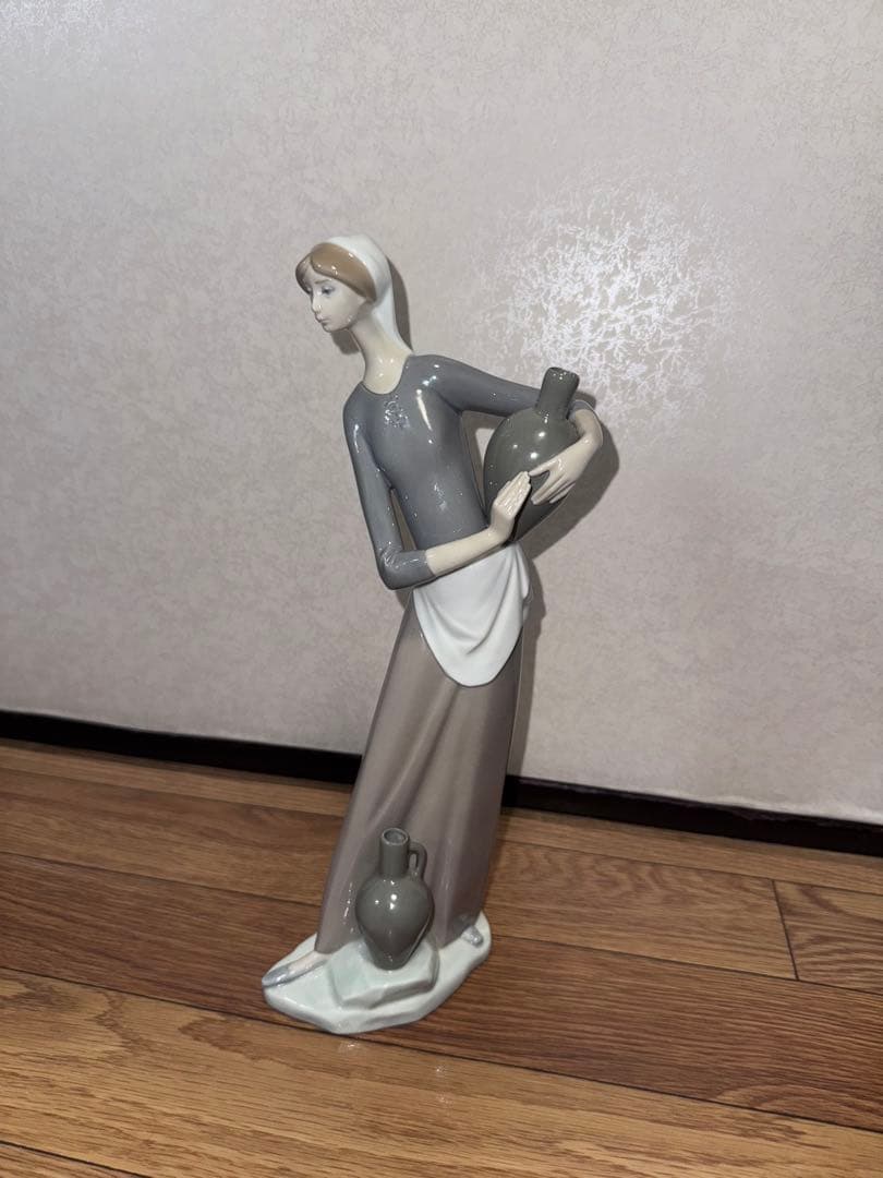 Lladro 陶器製女性像 壺を持つ