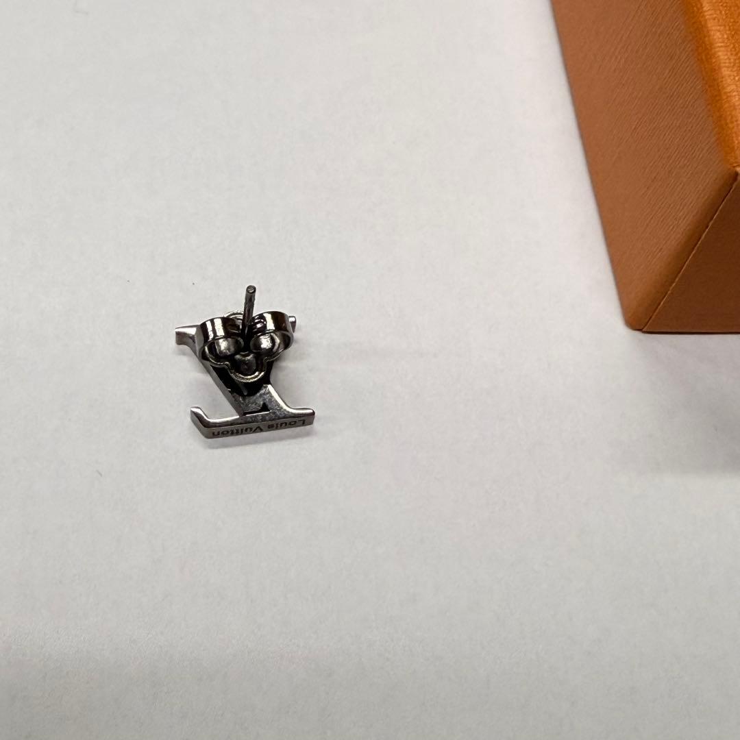 LOUIS VUITTON LVロゴスタッドピアス　VLピアス VLロゴピアス