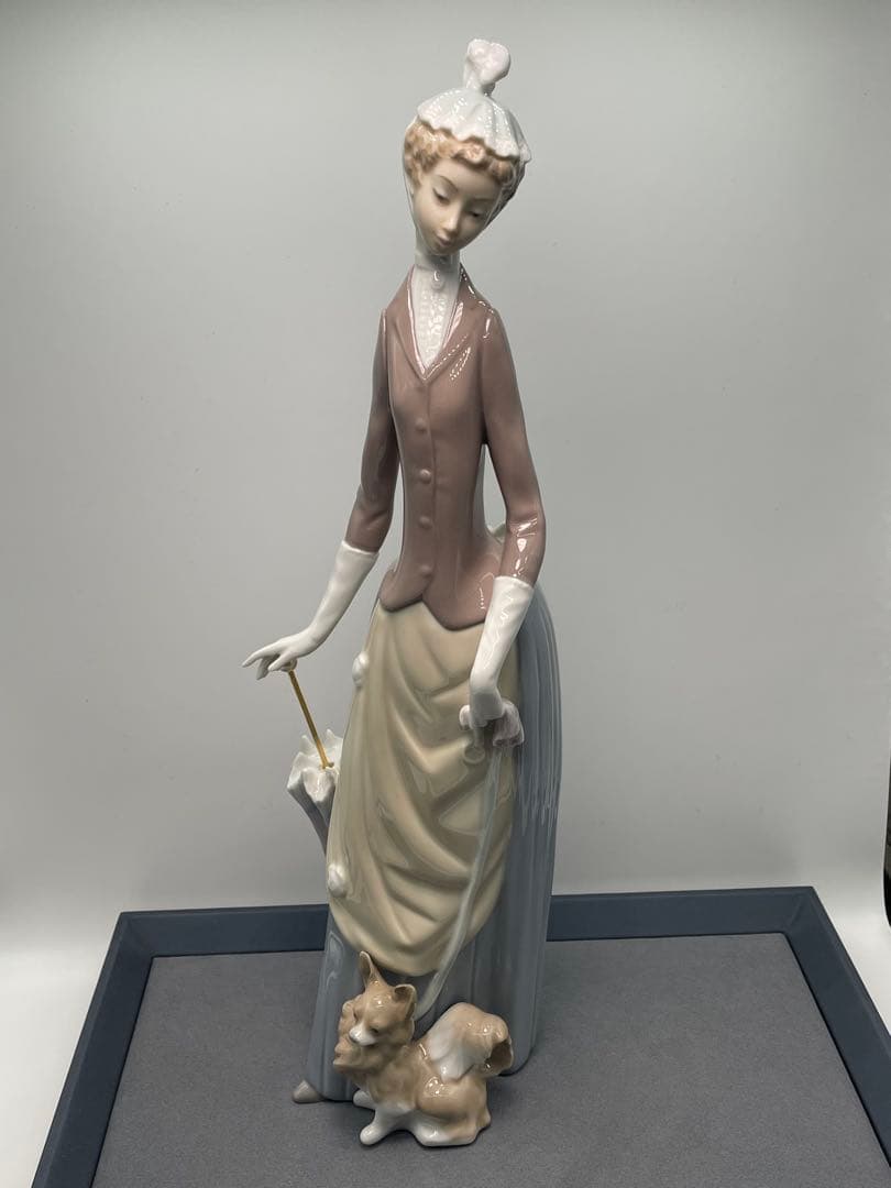 リヤドロ犬を連れた婦人（絶版）