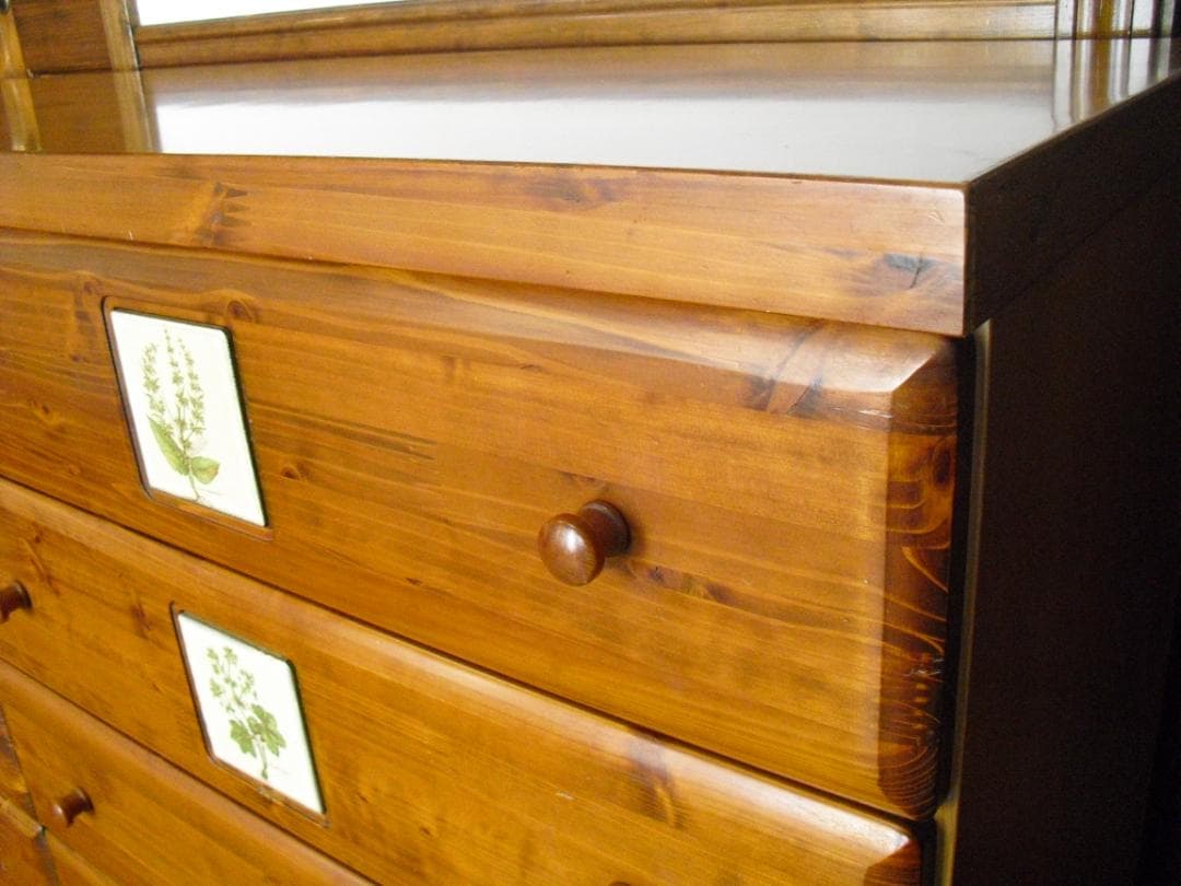 大型４段８杯チェスト☆綺麗な杢目・クラシカルな花タイル貼☆サイドボード・テレビ台