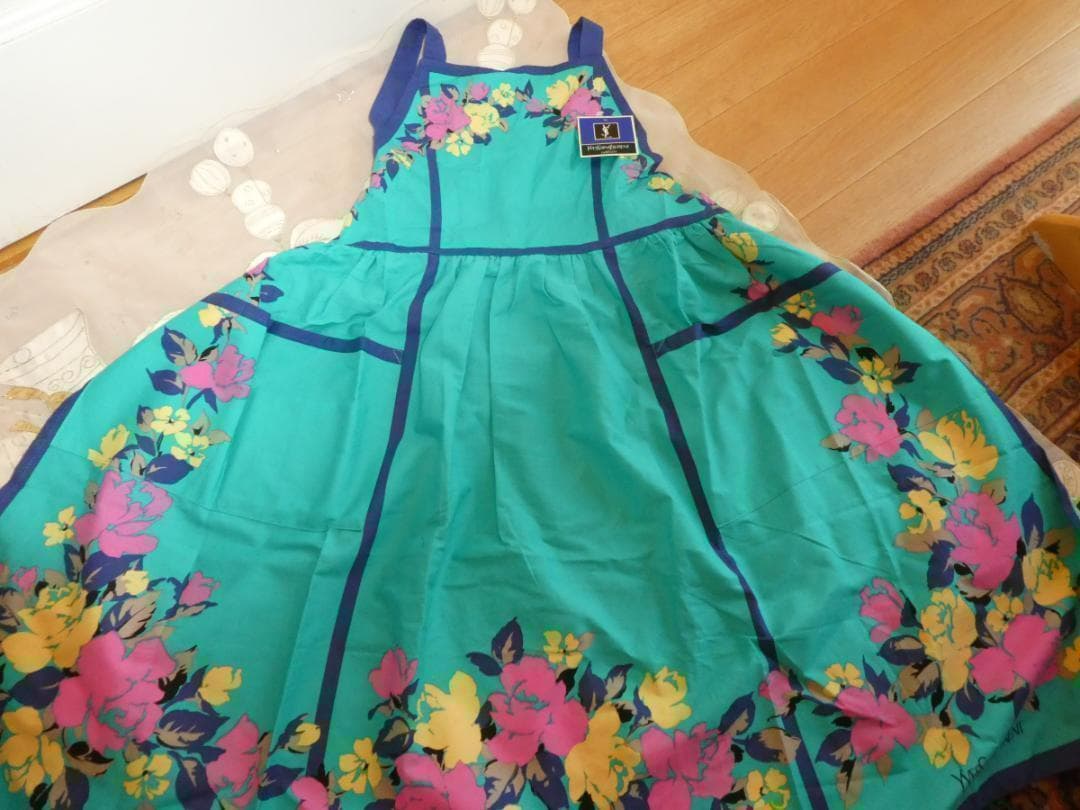 メルカリ便♡イヴサンローラン♡花柄エプロン　レトロ　グリーン