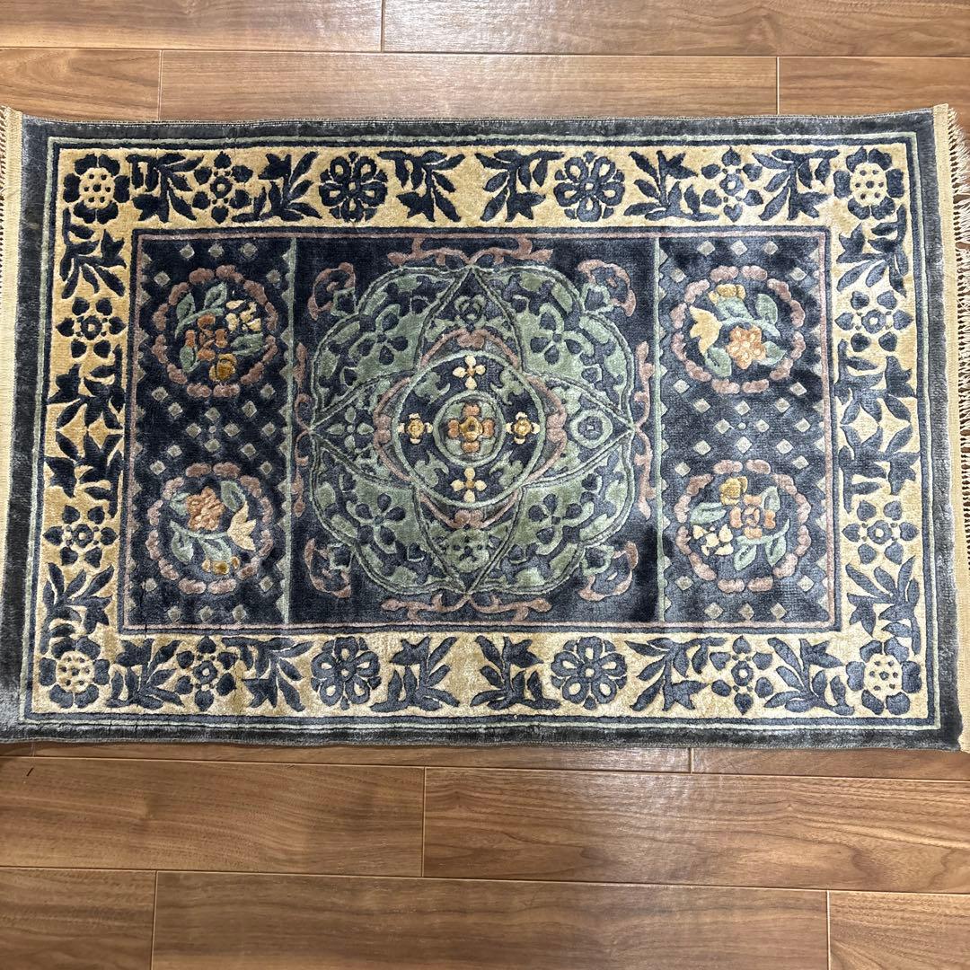 花柄ダークブルーラグ