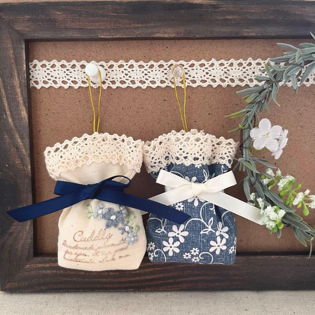 2408-43 ミニストラップサシェ 香り袋 2個組 デイジー デニム 花刺繍