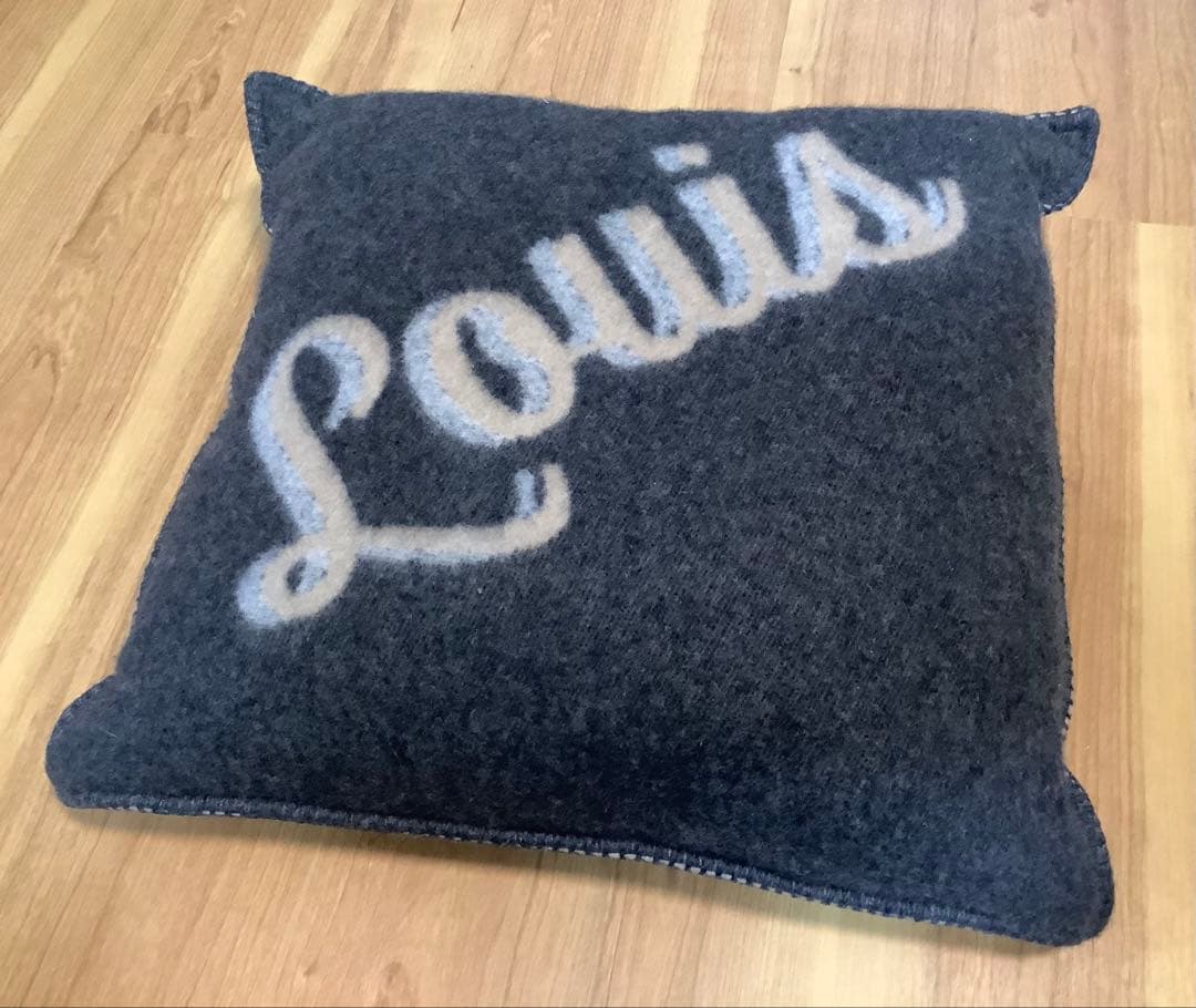 ルイヴィトン　クーサンロゴ　バイカラー　クッション　新品未使用　非売品