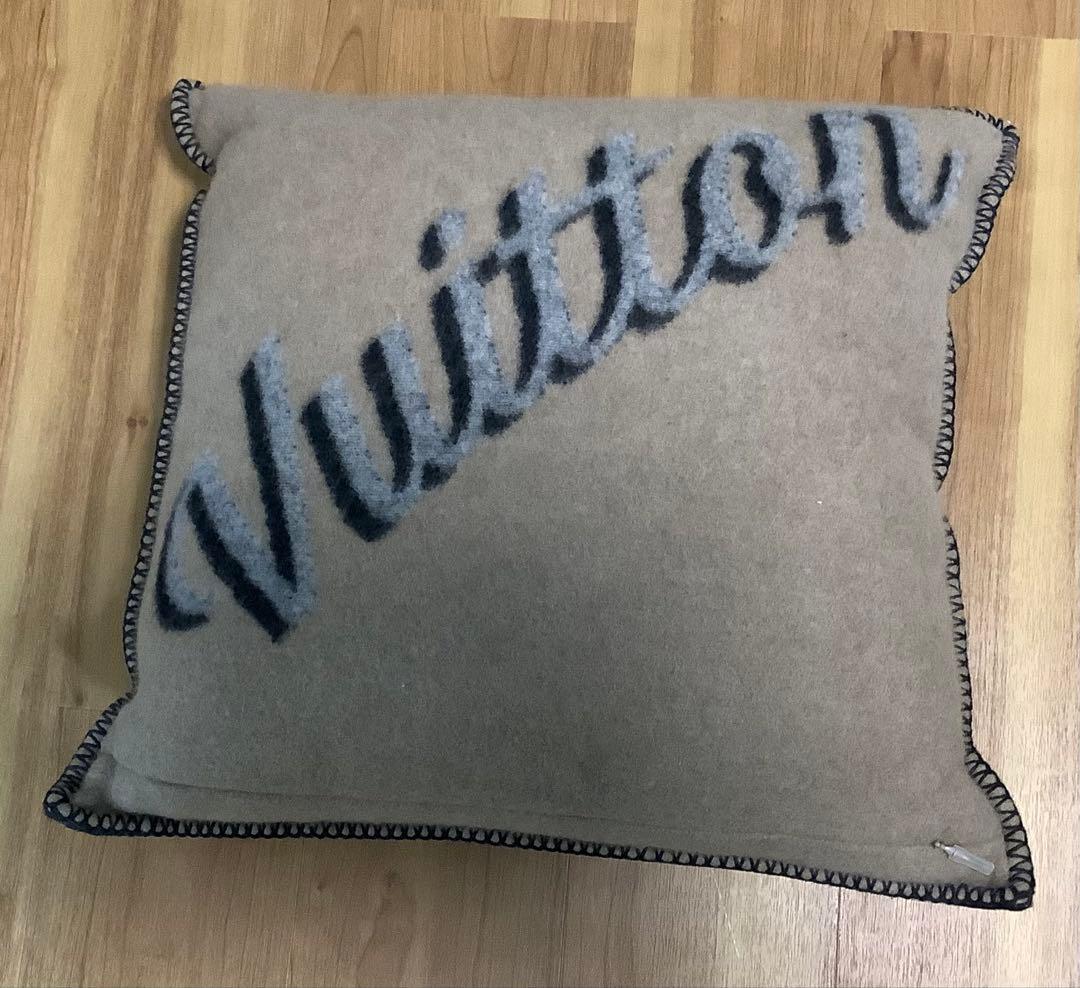 ルイヴィトン　クーサンロゴ　バイカラー　クッション　新品未使用　非売品