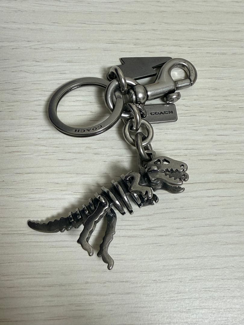 COACH 恐竜モチーフ キーホルダー