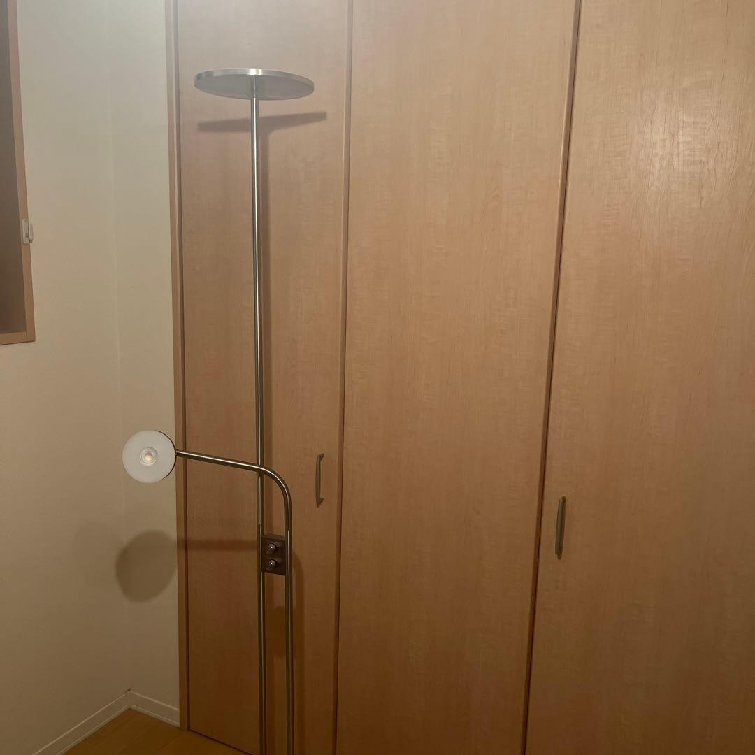 モダンなシルバーのフロアスタンド