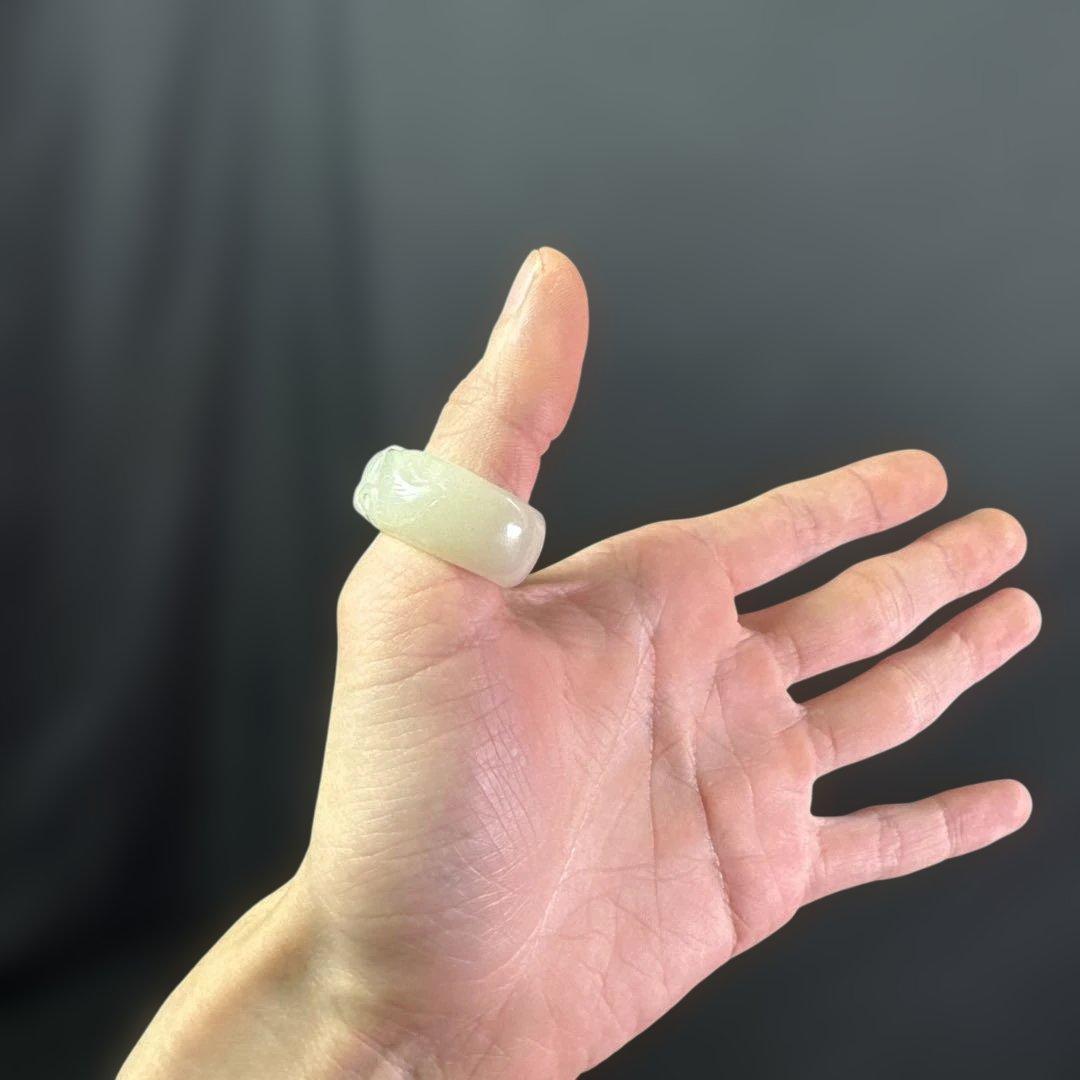 希少和田玉（ホータンギョク）の親指リング精悍な守護獣・貔貅力強く彫刻された一点物