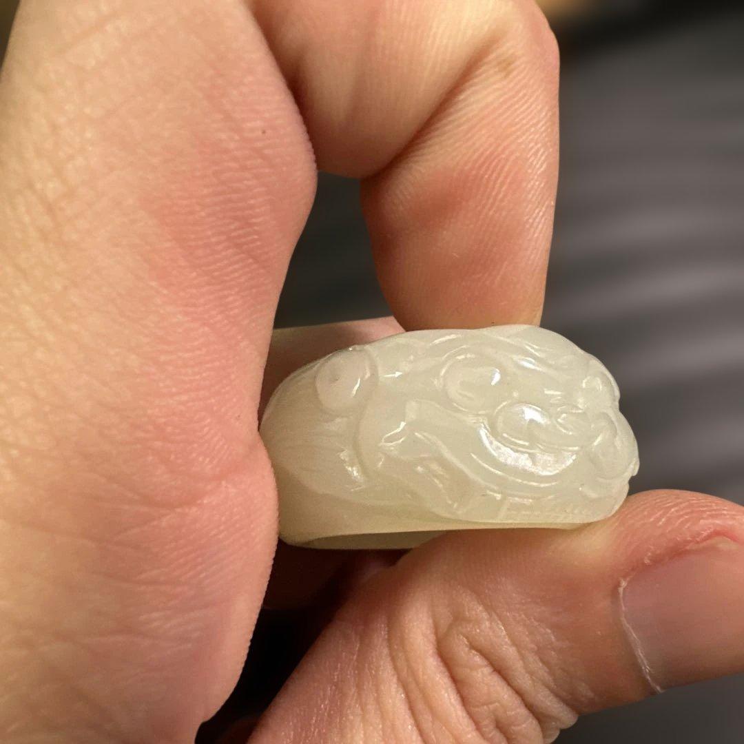 希少和田玉（ホータンギョク）の親指リング精悍な守護獣・貔貅力強く彫刻された一点物