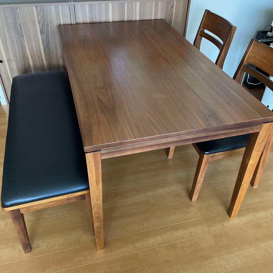 ウォールナット材のダイニングテーブルセット