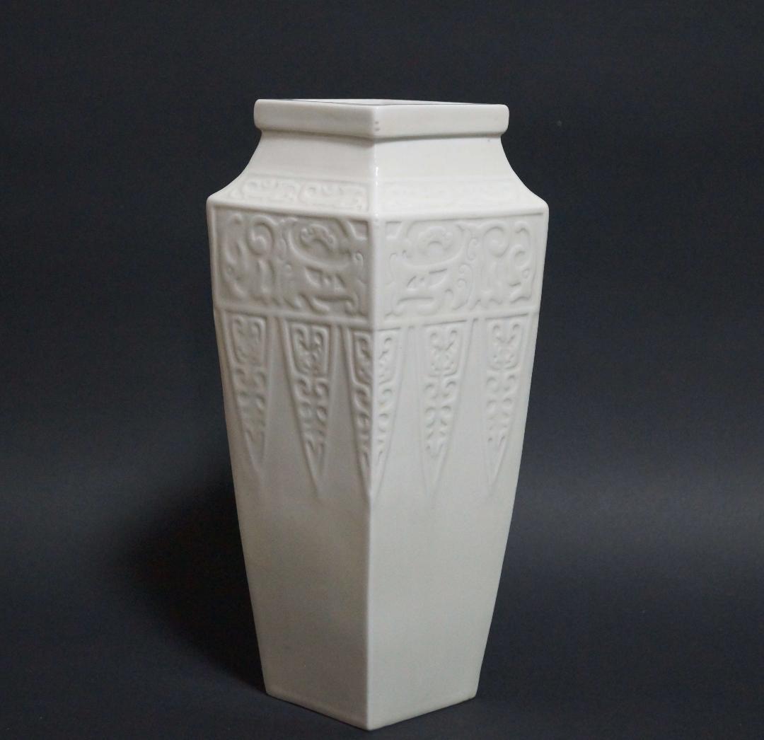 時代 徳化窯 白磁菱形 細工陽刻『饕餮文 』花瓶 飾り壺白高麗 白磁の美 茶道具