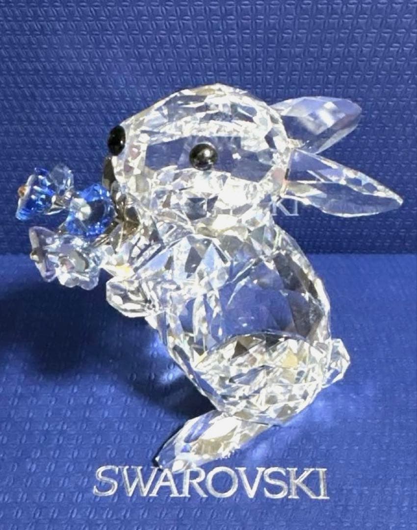 スワロフスキー　わすれな草の花束を持つウサギ