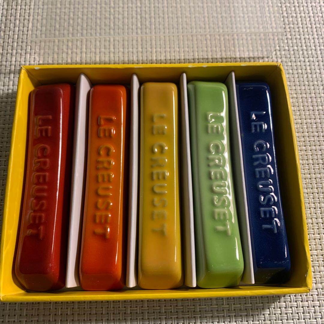 廃盤　ルクルーゼ　マルチオーバルプレート4枚&カトラリーレストセット♪