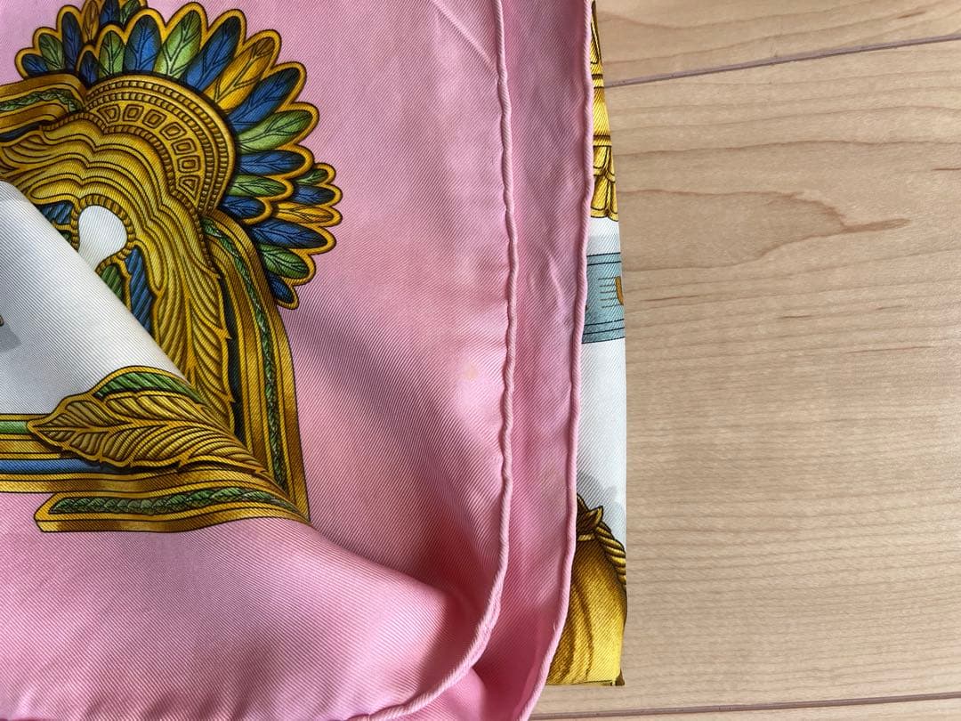 HERMES エルメス カレ90 シルクスカーフ ピンク×ゴールド モチーフ柄