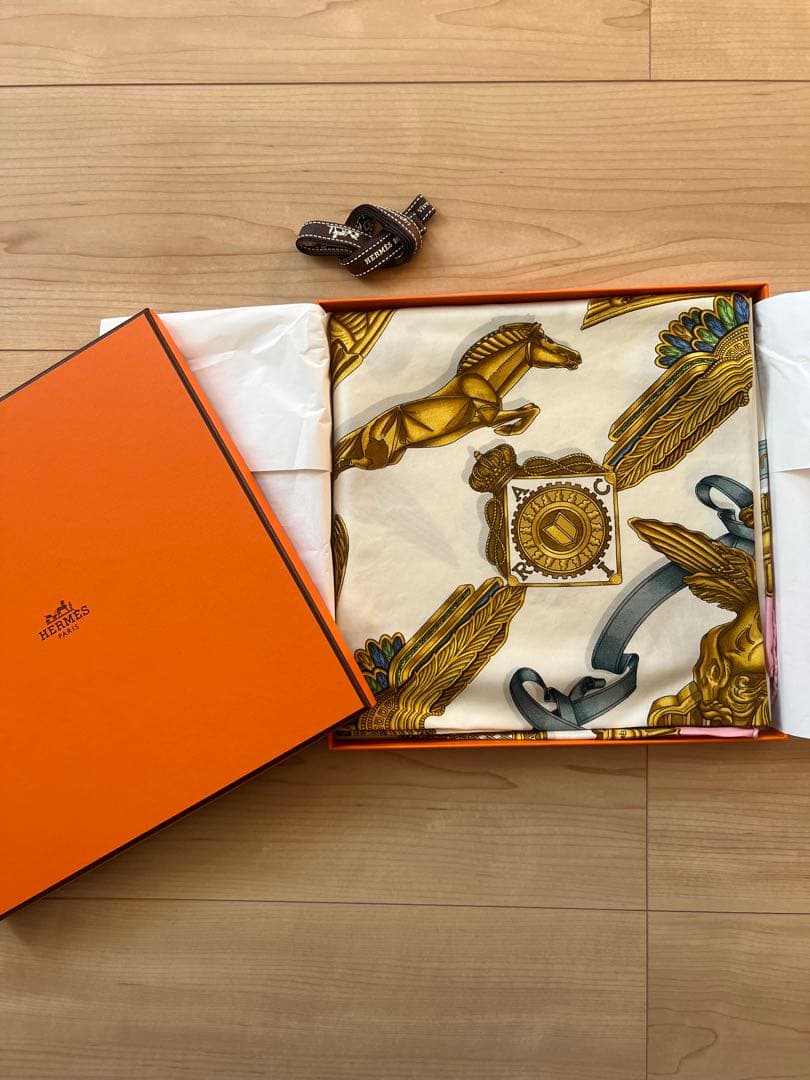HERMES エルメス カレ90 シルクスカーフ ピンク×ゴールド モチーフ柄