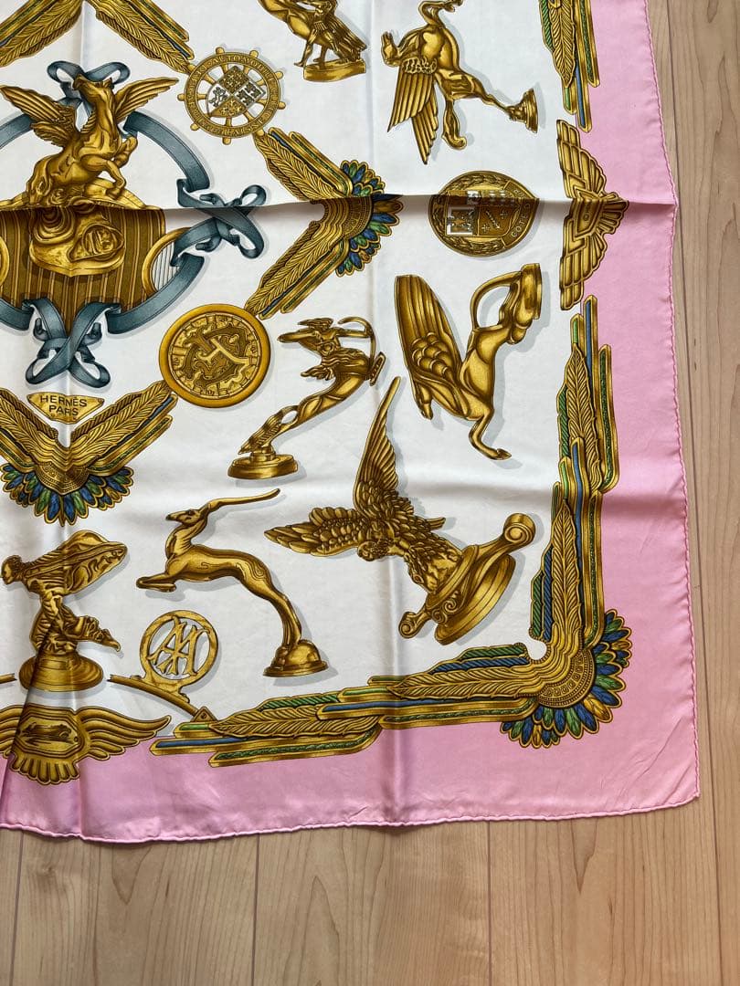 HERMES エルメス カレ90 シルクスカーフ ピンク×ゴールド モチーフ柄
