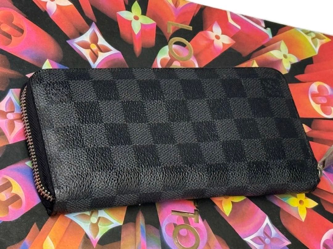 LOUIS VUITTONルイヴィトン　グラフィット　ジッピーヴェルティカル