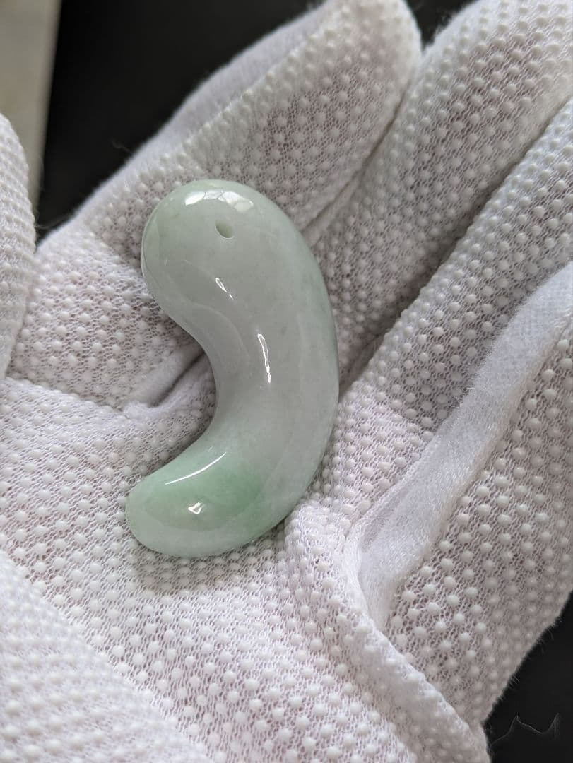 天然石 【翡翠　ヒスイ】の 超ビッグサイズ【勾玉　マガタマ】です。