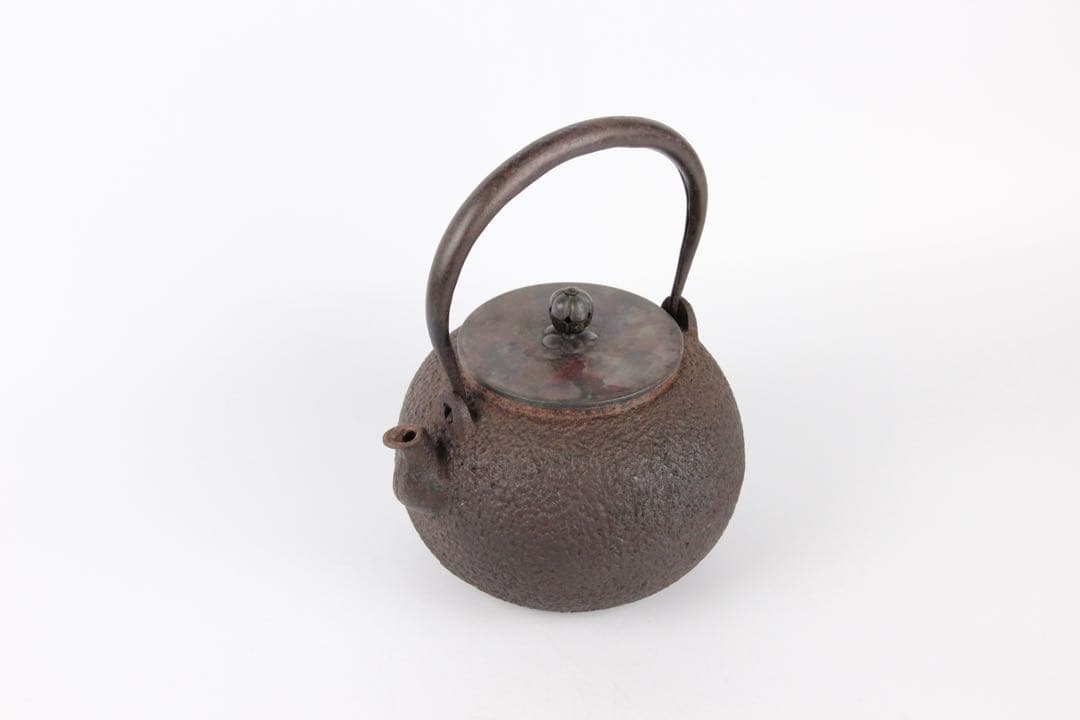 龍文堂造 鉄瓶 日丸形 銀摘 茶道具 約1200ml　岩肌 EL11-26