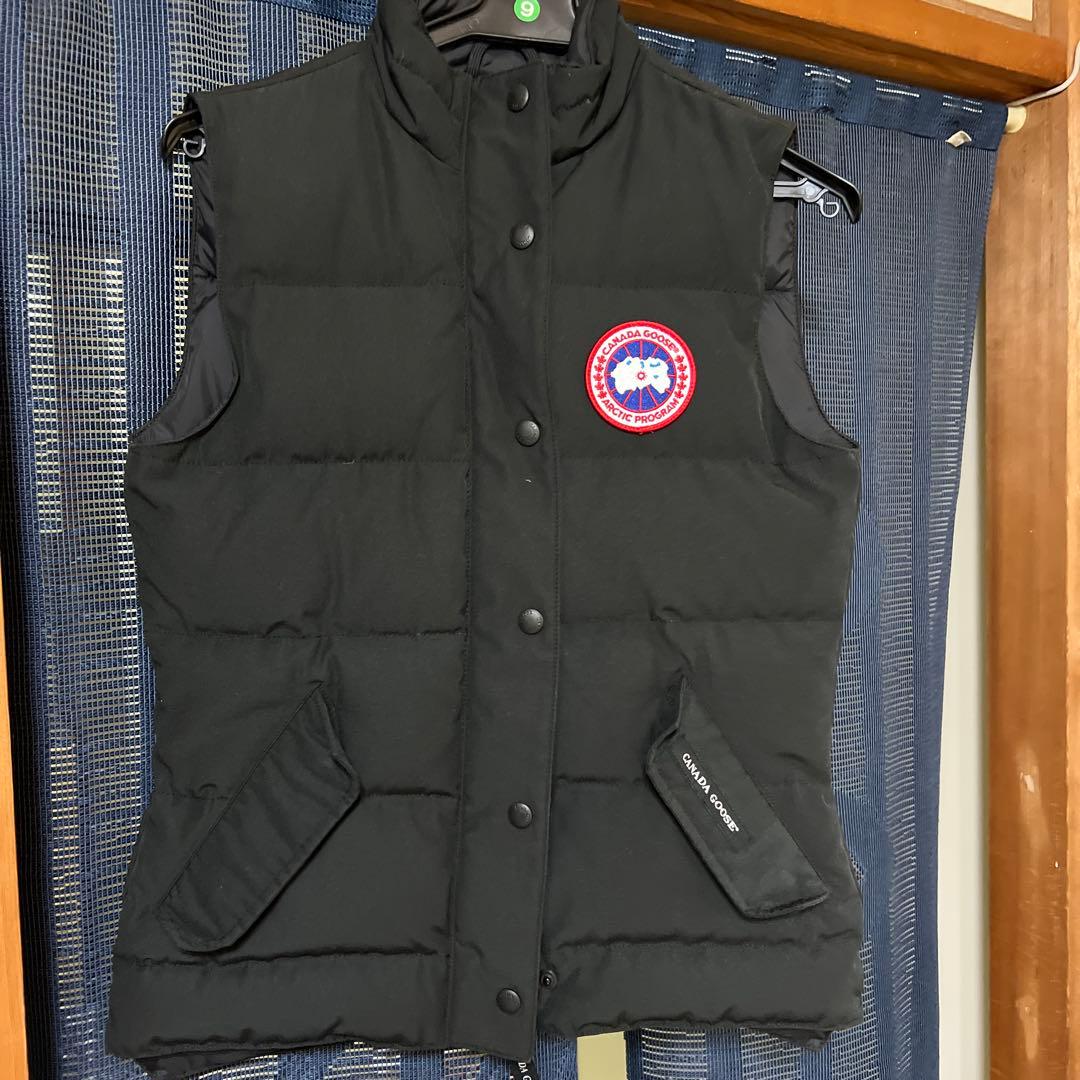 ダウンベスト 黒 ノースリーブ ロゴパッチ