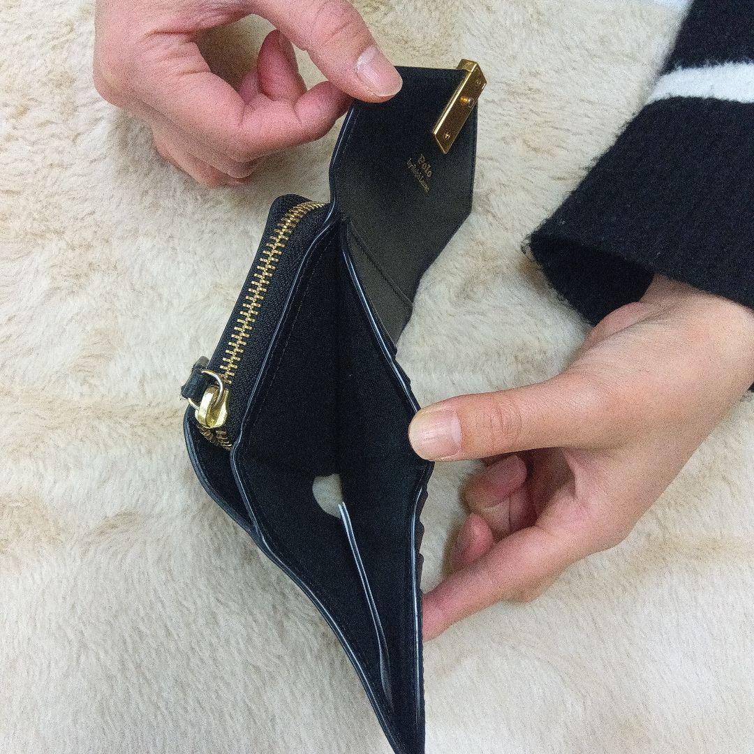 ブラックレザー二つ折り財布