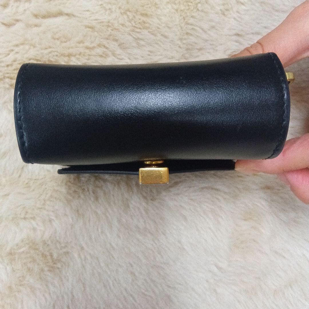 ブラックレザー二つ折り財布