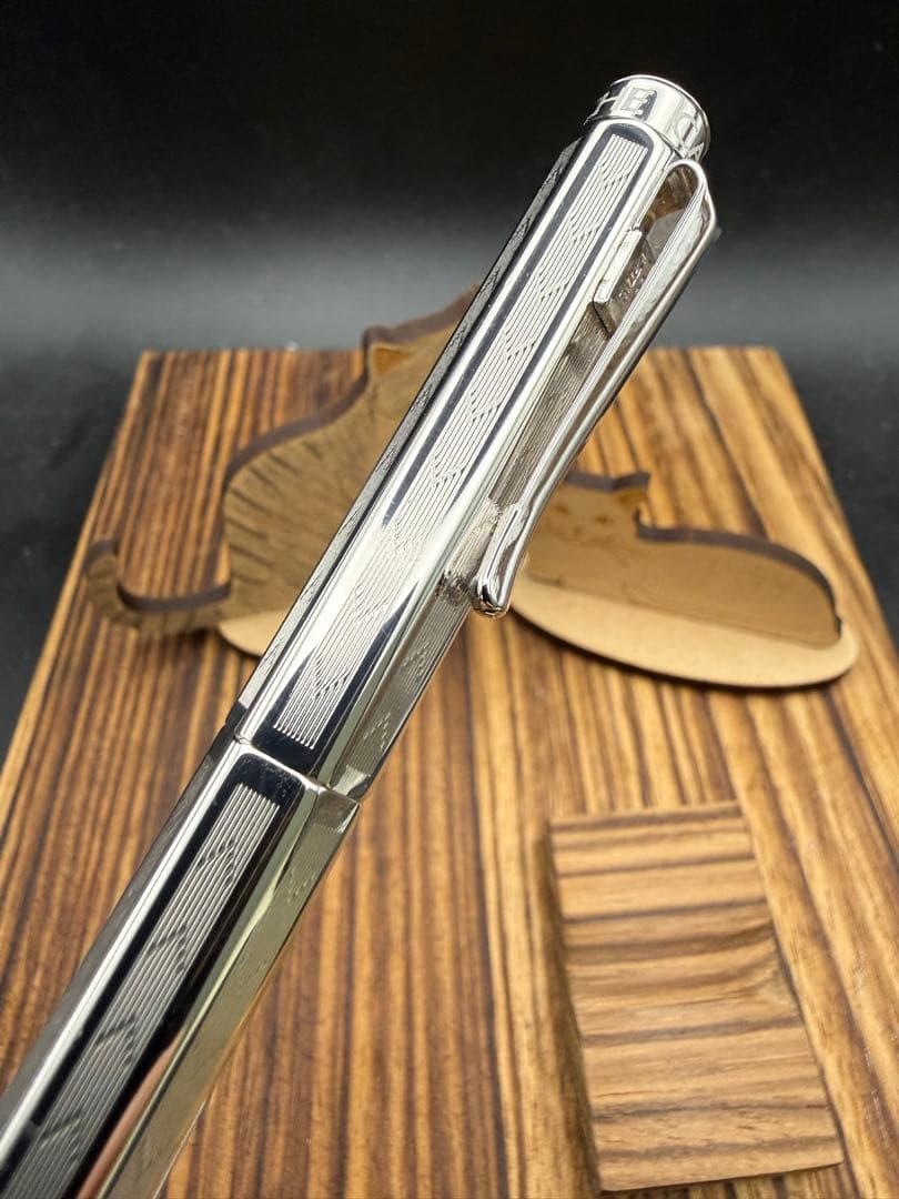 Caran d'Ache ローラーボール エクリドール シェブロン