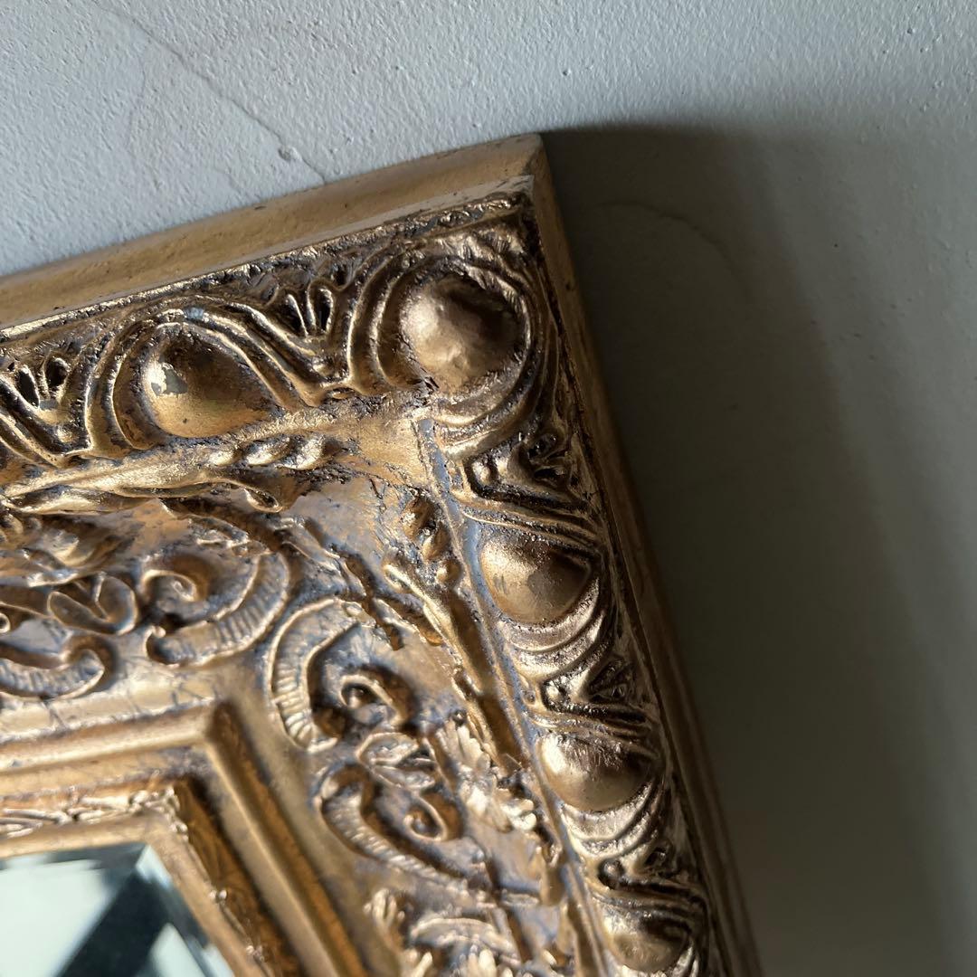 装飾的な金色の壁掛け鏡　アンティーク　ウォール　ミラー　金色