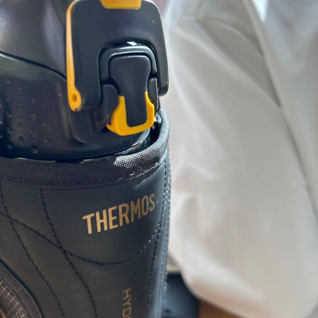 THERMOS HYDRATION ブラック水筒 使用中