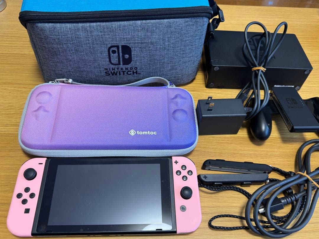 Nintendo Switch本体と付属品【収納ケース2種付き】