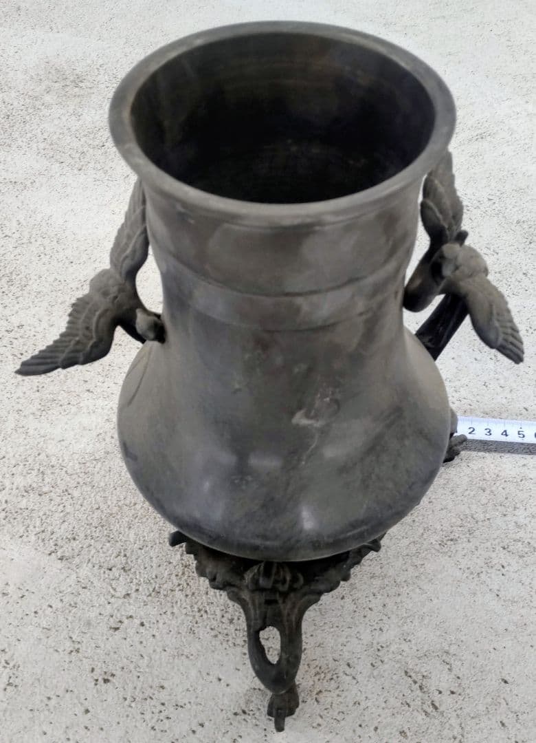 「大切に保管していました。」金属円筒形花瓶／ディスプレイ