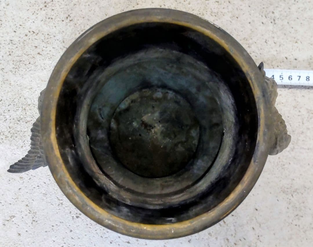 「大切に保管していました。」金属円筒形花瓶／ディスプレイ