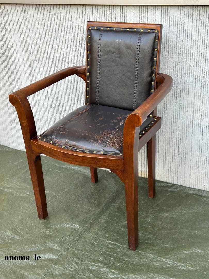 【アームチェア】木製　革張り　鋲打ち　堅牢なラウンジチェア　ヴィンテージ◎