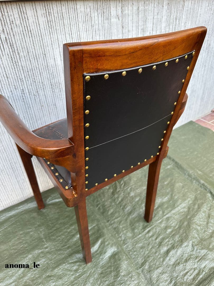 【アームチェア】木製　革張り　鋲打ち　堅牢なラウンジチェア　ヴィンテージ◎