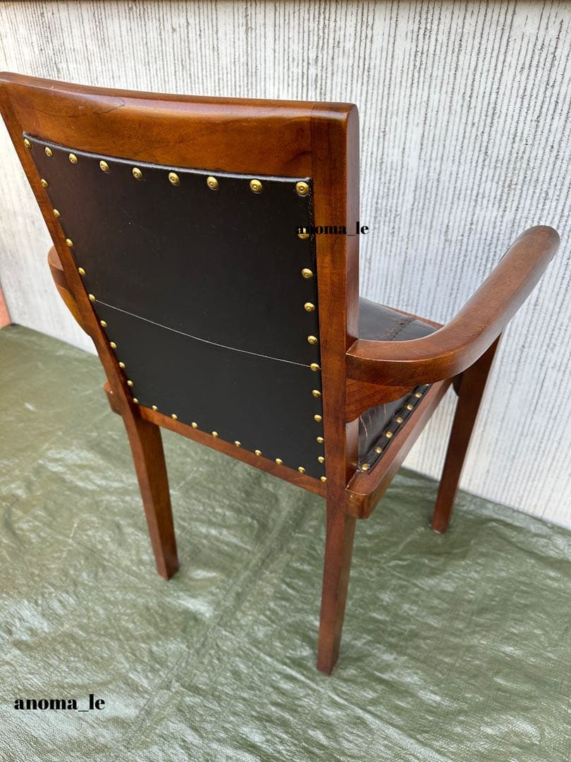 【アームチェア】木製　革張り　鋲打ち　堅牢なラウンジチェア　ヴィンテージ◎