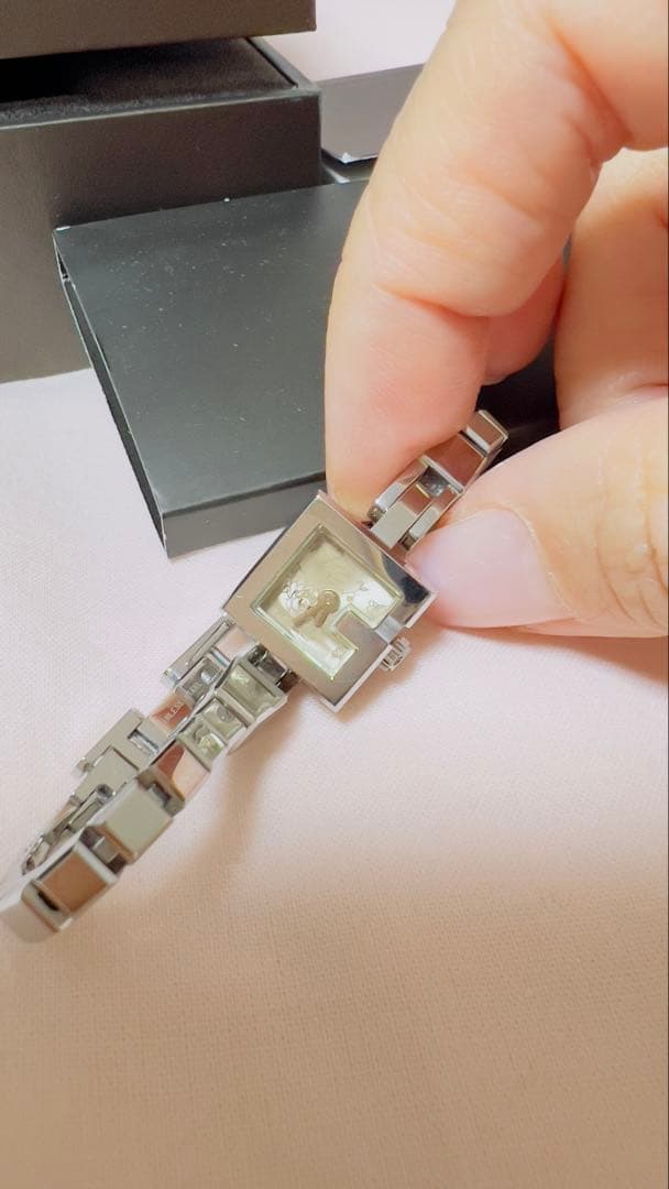 サイトウさん專用ページGUCCI シルバー スクエアケース 花柄文ミニ腕時計