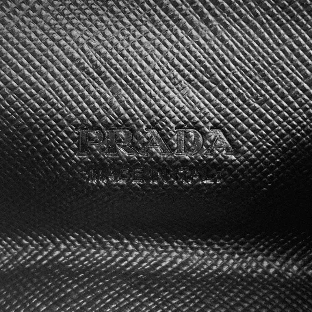 美品✨ PRADA ケース サフィアーノ レザー ブラック エンボスロゴ