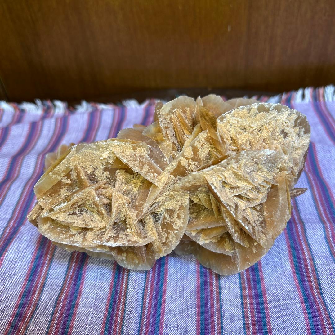 砂漠の薔薇デザートローズ鉱物原石結晶パワーストーン大き目1.1kgミルクティー色