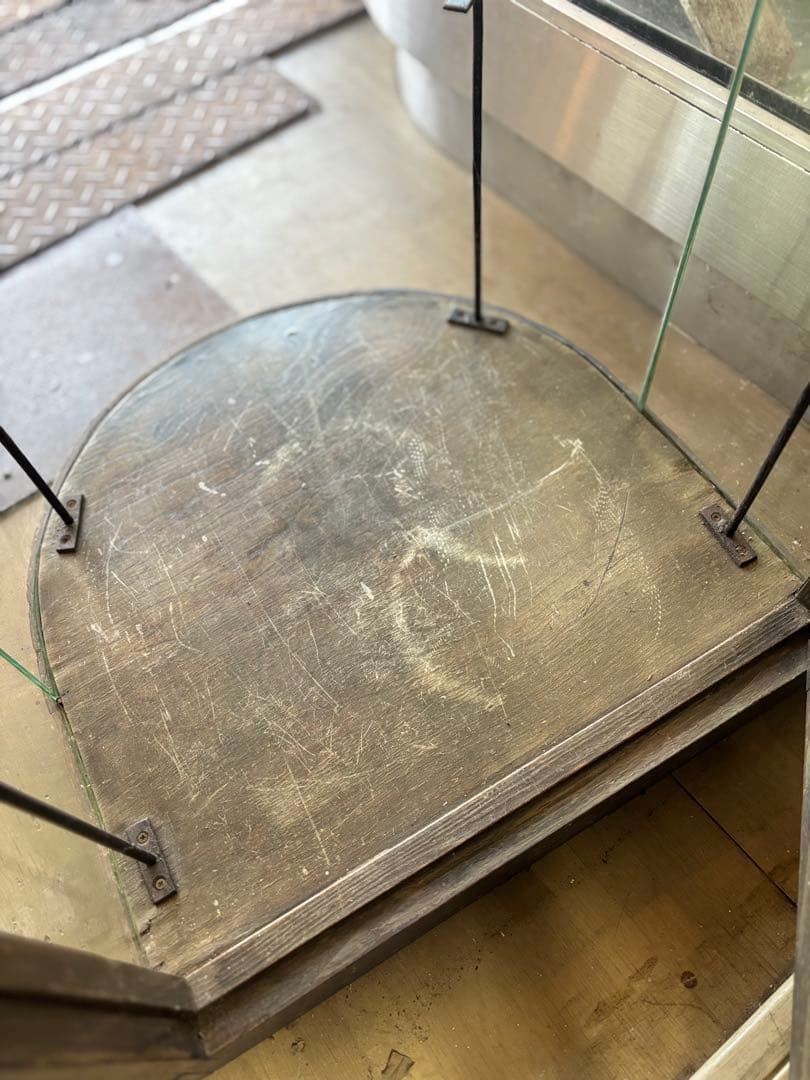 アンティーク調 半円形ガラスディスプレイケース