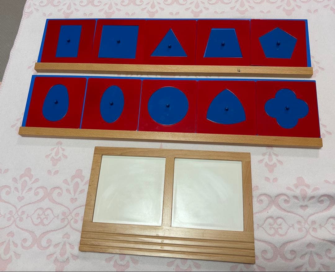 モンテッソーリ　メタルインセッツ、台座、トレイ　３点セット