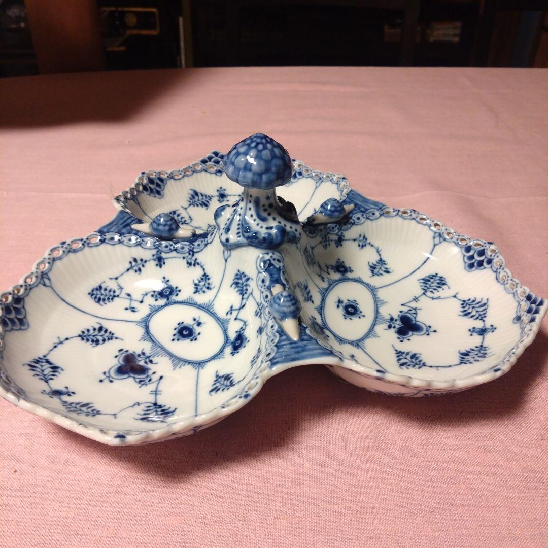 青と白の装飾陶器皿