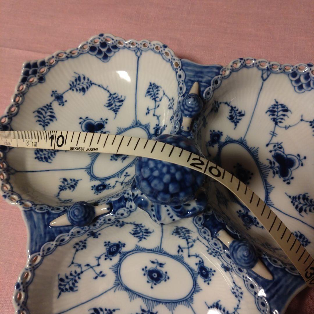 青と白の装飾陶器皿