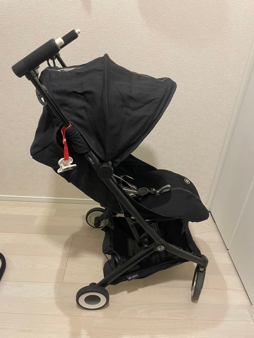 お*ゃ様 サイベックスリベル黒い折りたたみB型ベビーカー、バンパーバー付き！