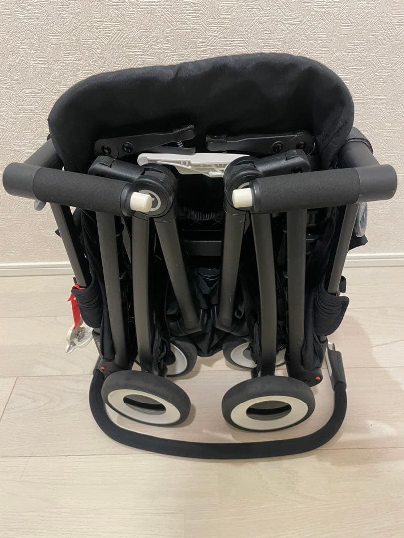 お*ゃ様 サイベックスリベル黒い折りたたみB型ベビーカー、バンパーバー付き！