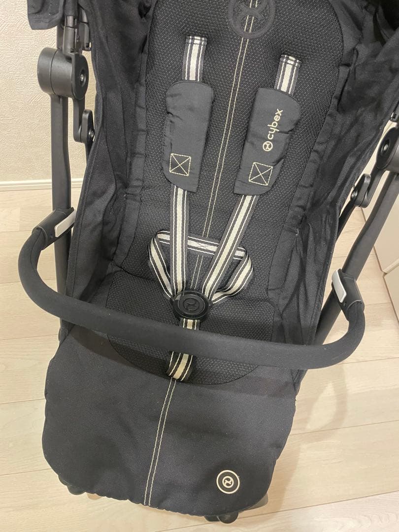 お*ゃ様 サイベックスリベル黒い折りたたみB型ベビーカー、バンパーバー付き！