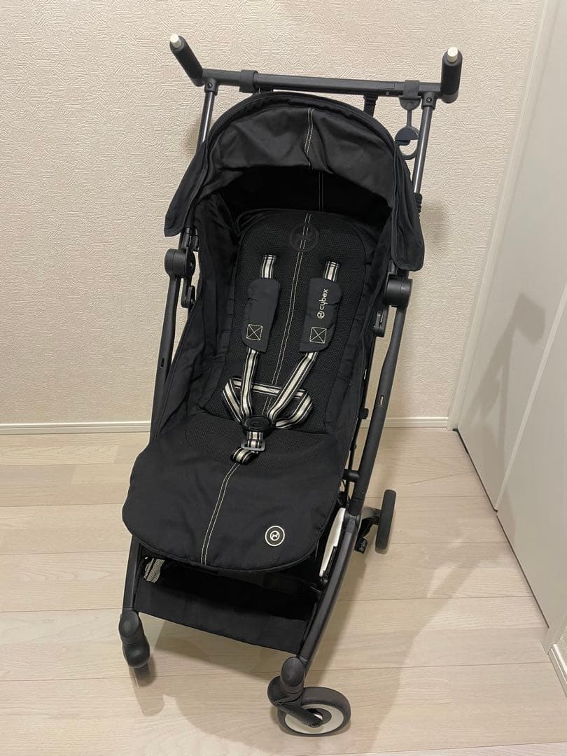 お*ゃ様 サイベックスリベル黒い折りたたみB型ベビーカー、バンパーバー付き！
