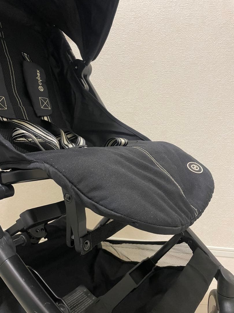 お*ゃ様 サイベックスリベル黒い折りたたみB型ベビーカー、バンパーバー付き！