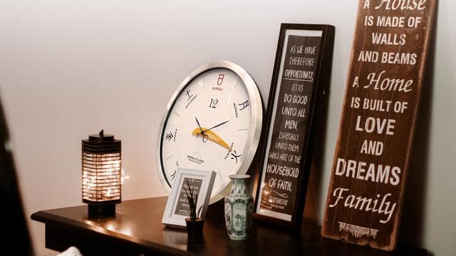 【新品・未使用】１周で168時間。曜日と１週間の時間経過がひと目でわかる掛時計