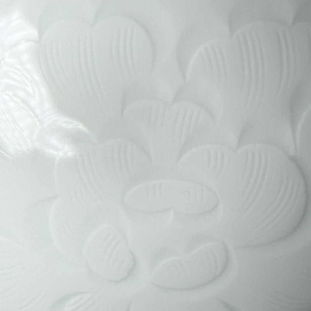 人間国宝　井上萬二　白磁牡丹彫文花瓶　大作　胴径約26cm　特注箱　110万円