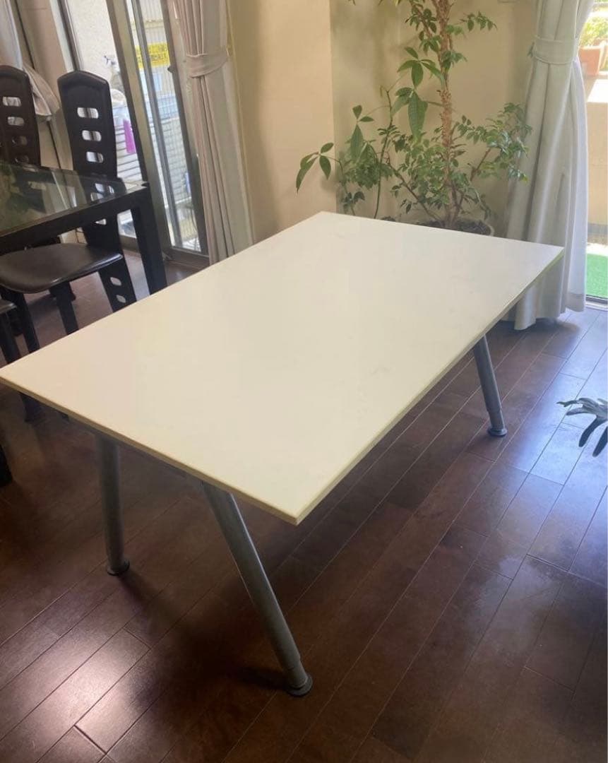 IKEAのホワイトデスク(高さ調節可能)